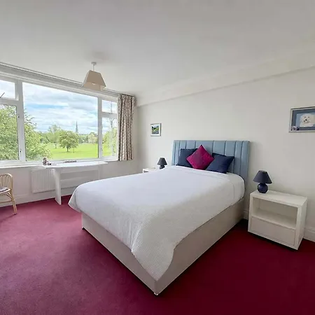 Charming Close To Parks & Centre *