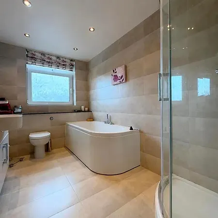 דירה Charming Close To Parks & Centre הרוגייט