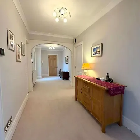 Charming Close To Parks & Centre *