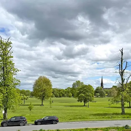 Charming Close To Parks & Centre